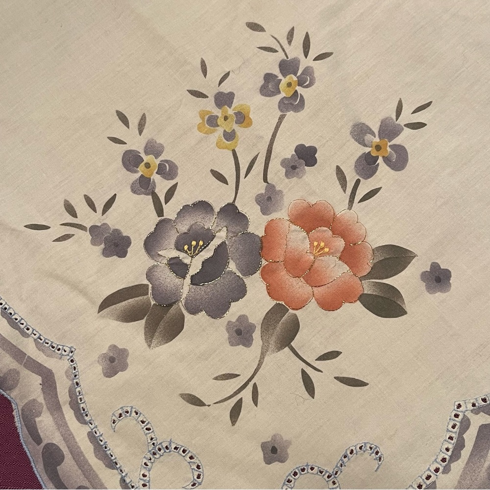 Beautiful delicate small square table linen - Picture 5 of 9